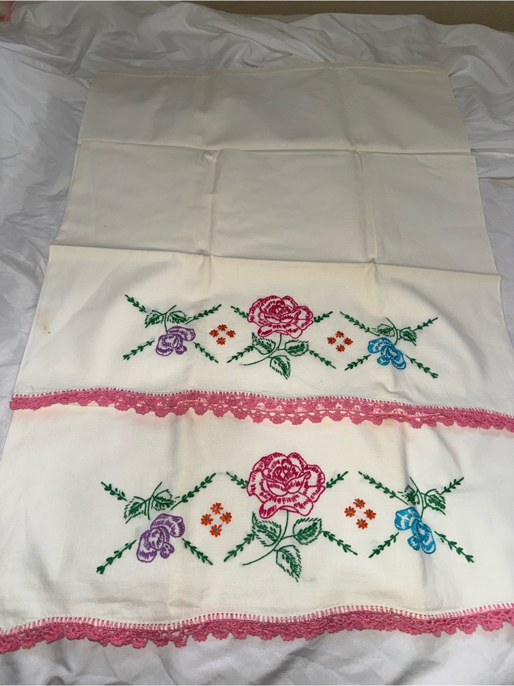 Vtg 100% cotton Hand-Embroidered Cream Pillowcase Set with Pink Lace Trim